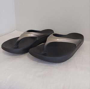 Oofos thong sandals orthopedic black silver Sz W9 EU40